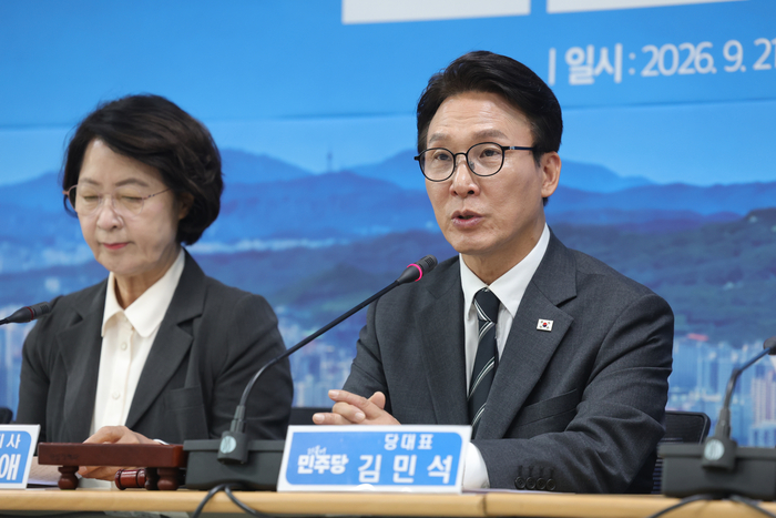 더불어민주당 김민석 대표가 21일 오전 경기도 의정부시 경기도북부청사에서 열린 제16차 경기 최고위원회의에서 발언하고 있다. 왼쪽은 추미애 경기도지사. 연합뉴스