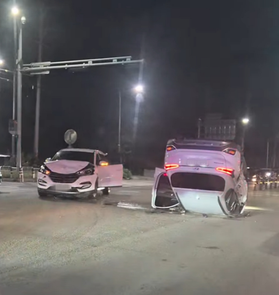 지난 20일 오후 6시 55분께 남구 갈티교차로에서 SUV차량 간 충돌 사고가 발생해 차량 1대가 전복되고 탑승한 일가족 5명이 경상을 입었다. 독자 제공