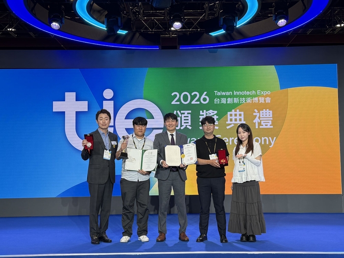 동서발전은 타이베이 세계무역센터에서 열린 ‘2026 대만 이노테크 엑스포(TIE)’에 기술을 출품해 수상한 기업 직원들이 기념사진을 촬영하고 있다고 21일 밝혔다. 동서발전 제공