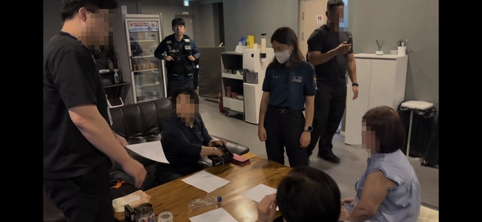 울산 남구의 한 전통시장 주변 불법 성인PC방 3차 일제단속. 울산경찰청 제공