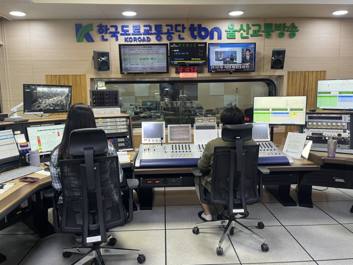 울산교통방송은 이번 ‘tbn 추석 교통안전특별방송’에서 울산을 적극적으로 알리고 모든 시민들이 즐겁고 안전한 추석 명절을 보낼 수 있도록 다양한 특별 프로그램을 마련했다..한국도로교통공단 울산교통방송 제공