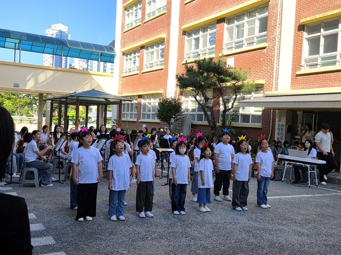 울산 남구 동평초등학교와 동백초등학교는 오는 2027년 통합을 앞두고 ‘동평·동백 꿈 오케스트라 등굣길 음악회’를 개최했다.