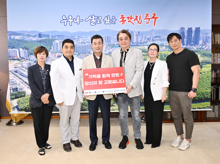 아이윤병원은 22일 중구청 구청장실을 방문해 지역 내 취약계층을 위한 1,000만원 상당의 의료 물품 및 수술 지원을 약정했다. 중구 제공