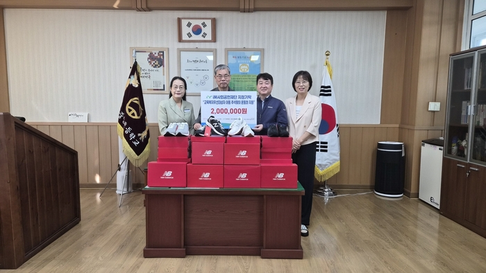 (사)울산남구자원봉사센터는 22일 iM사회공헌재단으로부터 지정 기탁금 200만원을 전달받아 울산중앙초등학교 교육복지 우선지원대상 아동 22명에게 추석맞이 운동화를 지원했다. 남구 제공