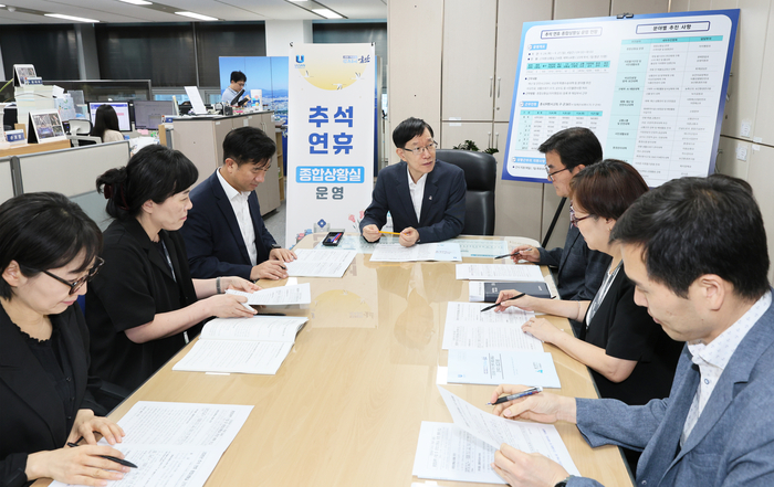 서남교 울산시 행정부시장은 22일 울산시청 자치행정과 사무실에서 2026년 추석 연휴 종합상황실 근무자들을 격려하고 있다. 울산시 제공