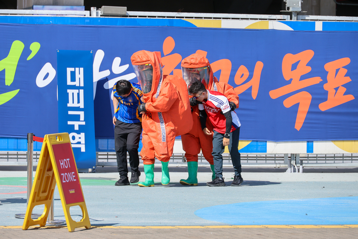 다중밀집시설 방사능, 화학, 인질 테러를 가정한 2026년 대테러 관계기관 합동훈련이 실시된 22일 울산 남구 문수축구경기장에서 군·경·소방 및 관계기관 참가자가 부상자·인질 구호, 테러범 제압 훈련을 하고 있다. 최지원 기자