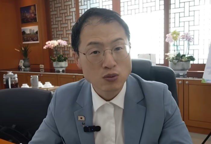 울산시가 자동차·조선·석유화학 현장의 숙련 노하우를 로봇 학습데이터로 전환하는 ‘로봇 트레이닝센터’ 구축 구상을 내놓고 국가사업화를 염두에 둔 사업성 검토에 착수했다. 사진은 김상욱 시장 유튜브 채널 캡처.