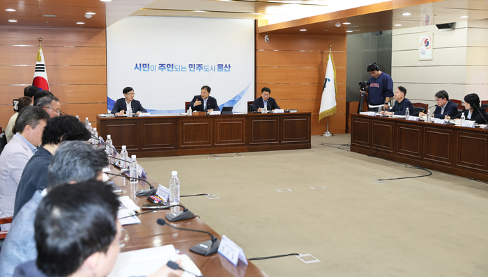 울산시는 22일 울산시청 상황실에서 김상욱 울산시장 주재로 시 간부 공무원들이 참석한 가운데 2027년 주요업무계획 보고회를 열고 건설주택국, 녹지정원국의 주요 현안에 대한 논의를 나눴다. 울산시 제공