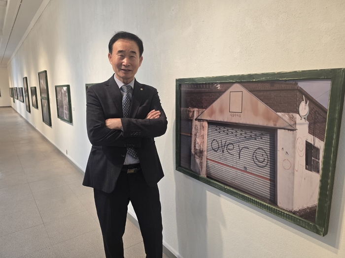 도재수 작가는  “사람이 떠난 뒤, 공간이 사라지기 전의 시간을 기록하고 싶었다”고 말했다.