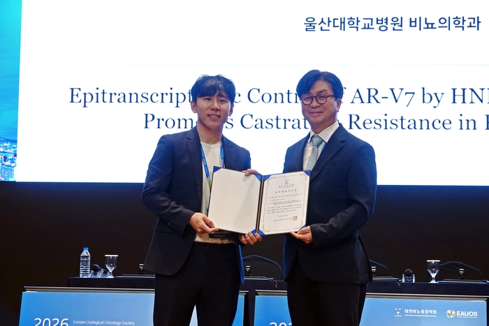 울산대학교병원 비뇨의학과 배준석 전공의(2년차)가 지난 19일 열린 제39회 대한비뇨종양학회 정기학술대회에서 울산대병원 비뇨의학과 김성철·박성찬 교수팀 연구에 참여한 결과를 발표해 대한비뇨종양학회 연제발표 우수상을 수상했다. 울산대병원 제공