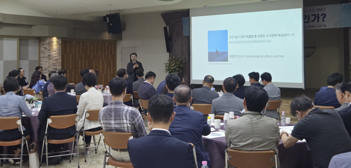 양산상공회의소가 서울대학교 김영민 교수를 초청해 CEO 조찬세미나를 개최하고 있다.