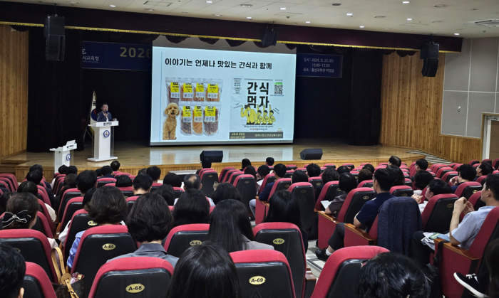 울산 지역 교감들이 지난 22일 울산과학관에서 ‘선진국의 아이들이 행복하게 성장하려면-중독 과정(프로세스)과 치유 기제(메커니즘)’을 주제로 하는 특강을 듣고 있다.