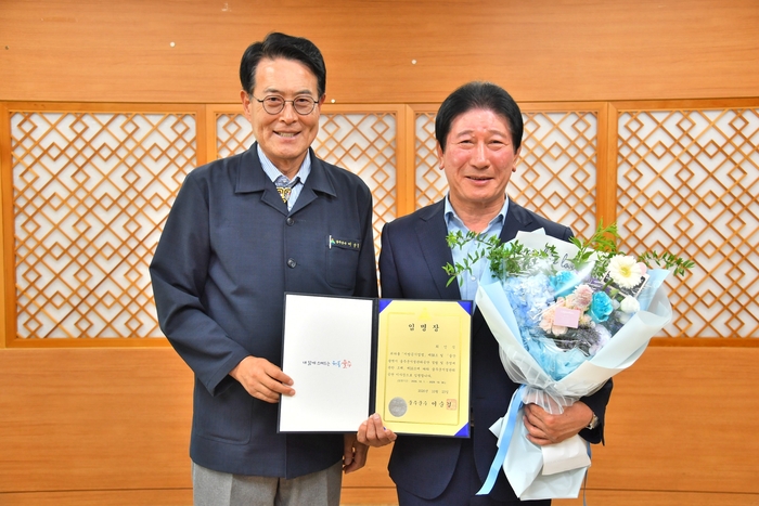 울산 울주군이 지난 23일 군청 소회의실에서 이순걸 군수와 최인식 신임 이사장, 간부 공무원 등이 참석한 가운데 울주군시설관리공단 이사장 임명장 수여식을 가졌다.