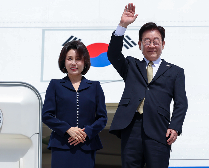 멕시코 국빈방문을 마친 이재명 대통령과 김혜경 여사가 26일(현지시간) 멕시코시티 펠리페 앙헬레스 국제공항 공군 1호기에서 환송객에게 인사하고 있다.연합뉴스