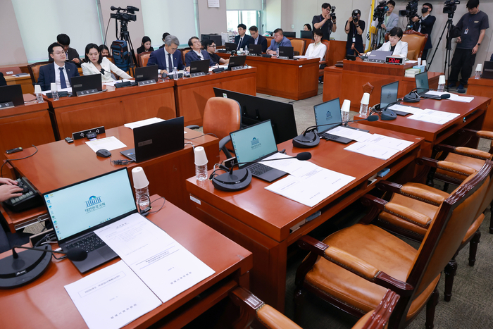 21일 국회 법제사법위원회 전체회의에서 위원장인 더불어민주당 서영교 의원이 2026년도 국정감사계획서 채택의 건 등 국감 관련 안건을 처리하고 있다. 국민의힘 소속 법사위원들은 조희대 대법원장을 국감 증인으로 채택하려는 움직임에 반발해 회의에 불참했다. 연합뉴스