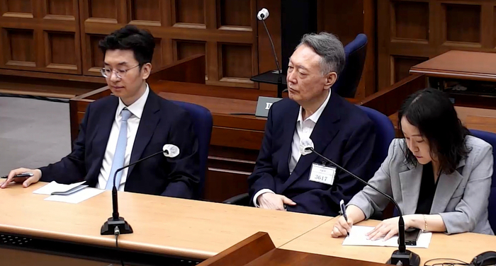 윤석열 전 대통령이 지난 7월 27일 서울 서초구 서울중앙지방법원에서 열린 공직선거법 위반 혐의 사건 1심 선고 공판에 출석해 선고 주문을 듣고 있다. 연합뉴스