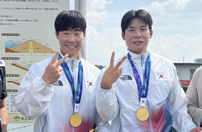 지난 25일 일본 아이치현 미요시 레이크 카누 코스에서 열린 2026 아이치·나고야 아시안게임 카누 스프린트 남자 K2 500ｍ 결승에서 1분 31초 859의 기록으로 금메달을 따낸 조광희-김효빈이 금메달을 목에 걸고 기념촬영을 하고 있다. 연합뉴스