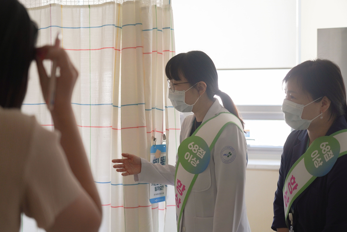 양산부산대병원 김수연 서비스혁신실장이 라운딩을 돌며 환자들 의견을 경청하고 있다.