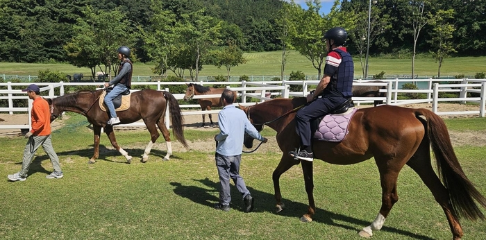 국가유공자 대상 힐링승마 프로그램 승마 체험 모습.-렛츠런파크 부산경남 제공
