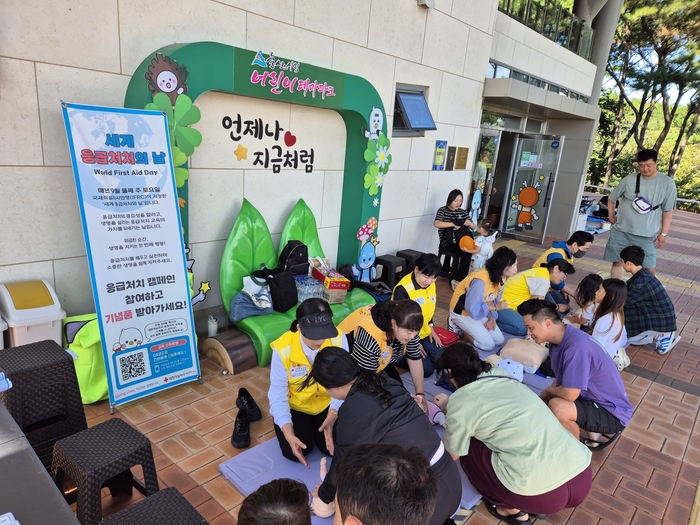 대한적십자사 울산광역시지사(회장 김청옥)는 28일 LG의 후원으로 추진하는 ‘DAYON(溫), 폭력피해 아동청소년 맞춤형 긴급지원’ 사업을 통해 폭력피해로 경제적 어려움을 겪고 있는 아동·청소년 6가구에 약 1,700만원의 긴급지원을 실시했다.
