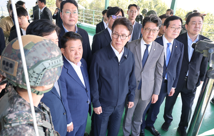 더불어민주당과 개혁신당 소속 국회 국방위원들이 28일 지뢰 추정 폭발 사고에 대한 현장 조사를 위해 육군 25사단을 방문했다.연합뉴스