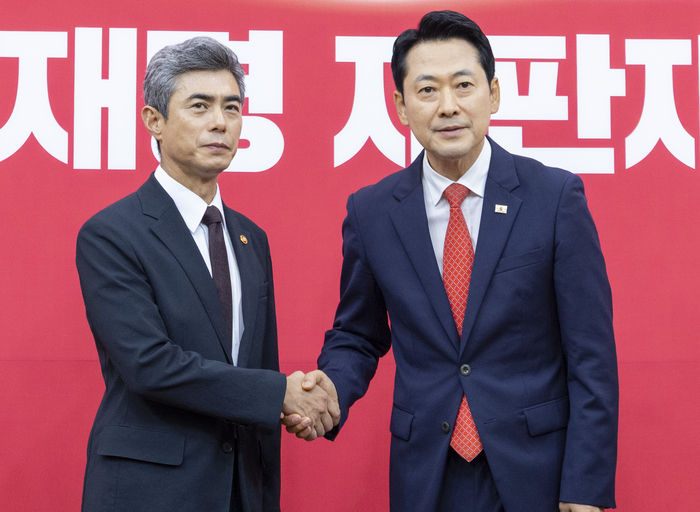 국민의힘 장동혁 대표(오른쪽)가 취임 인사를 위해 국민의힘을 찾은 강신철 국방부 장관과 국회에서 만나 악수하고 있다. 연합뉴스