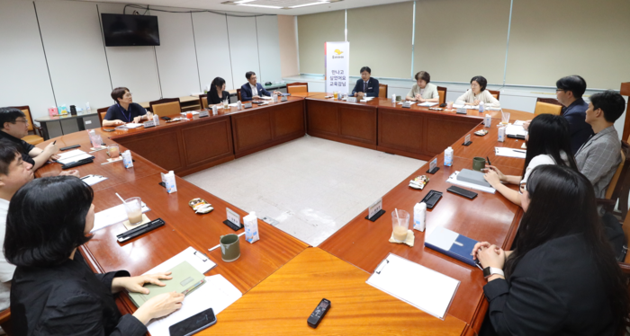 조용식 교육감이 28일 시교육청 소통나눔실에서 학교응급심리지원단 전문가들의 현장 의견을 듣고 있다. 울산교육청 제공
