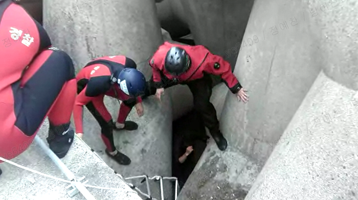 27일 오전 7시 47분께 울산시 동구 방어동 슬도 방파제에서 50대 낚시객 A씨가 추락해 테트라포드 사이에 갇히는 사고가 났다. 울산해경 제공