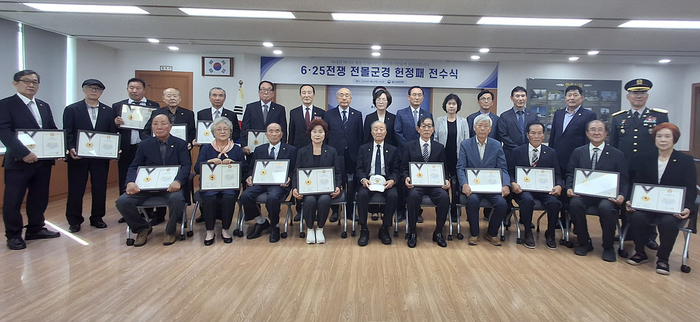 울산보훈지청은 29일 6·25전쟁 전몰군경 헌정패 전수식을 개최했다. 울산보훈지청 제공
