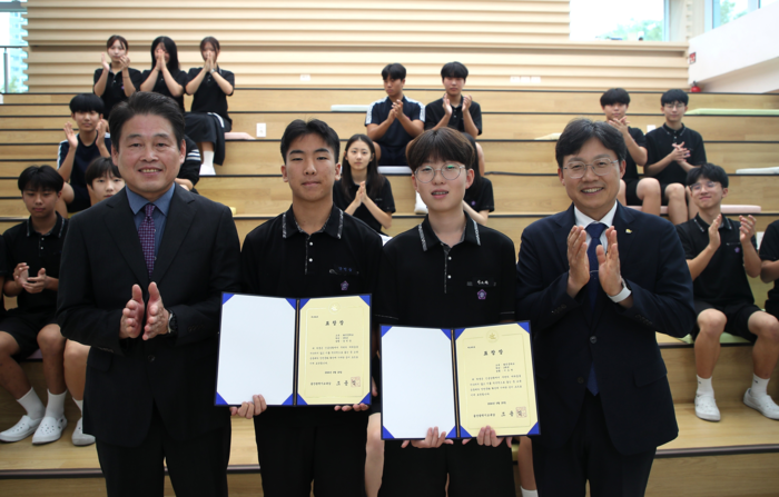 조용식 교육감이 29일 화진중에서 집중호우 당시 침수 피해 위기에 놓인 상가 상인들을 적극적으로 도운 학생들에게 표창을 수여하고 기념사진을 찍고있다. (왼쪽부터 신승택 교장,  강민승 ·이소찬,  조용식 교육감) 울산교육청 제공