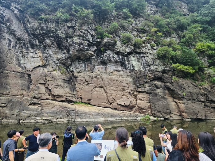 울산시가 유네스코 세계유산 반구대 암각화의 암면 상태와 이끼 등 생물 오염 분포를 정밀하게 파악하기 위해 고화질 사진과 초분광 데이터를 구축한다. 울산매일 포토뱅크