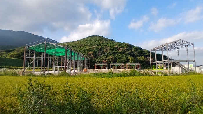 울산 울주군 삼남면 가천리 979번지 일원에 A업체가 지난 5월부터 창고로 활용할 시설을 짓고 있다. 독자 제공