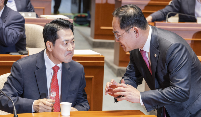 국민의힘 장동혁 대표(오른쪽)가 29일 국회에서 열린 의원총회에서 국방위 간사인 임종득 의원과 대화하고 있다. 연합뉴스