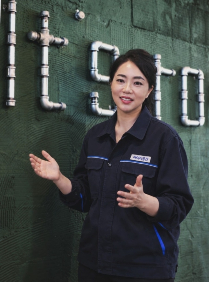 울산 AI기업 아이티공간 윤혜진 부사장이 본사에서 전류 예지보전 기술을 전통시장 안전관리에 활용한 사례를 설명하고 있다. 아이티공간 제공