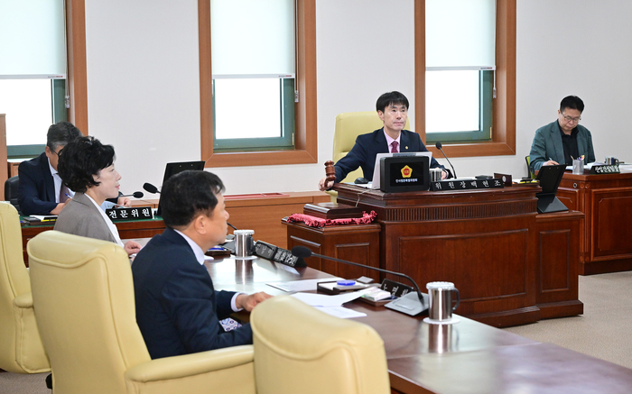 울산시의회는 30일 시의회 회의실에서 울산신용보증재단 이사장 임용후보자에 대한 제3차 인사청문특별위원회를 열고 한양현 임용후보자에 대한 인사청문 경과보고서를 최종 채택하는 등 제9대 의회 출범 후 첫 공공기관장 인사청문 절차를 마무리했다. 울산시의회 제공
