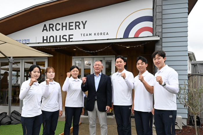 회장 인근에 마련된 대한민국 양궁 대표선수단 전용 휴게공간 앞에서 대표선수들과 정의선 대한양궁협회 회장이 기념촬영을 하고 있다. 대한양궁협회 제공