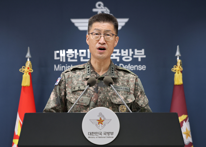 강현우 합참 작전본부장이 30일 서울 용산구 국방부에서 비무장지대(DMZ) 지뢰 폭발 관련 입장을 발표하고 있다. 연합뉴스