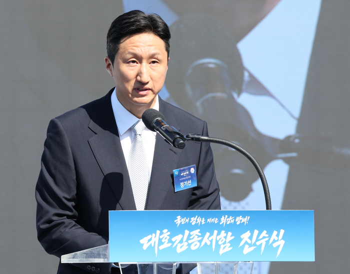 정기선 HD현대 회장이 30일 이재명 대통령이 참석한 가운데 울산에서 열린 대호김종서함 진수식에서 기념사를 하고 있다.청와대통신사진기자단