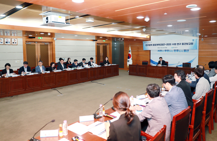 울산시는 30일 시청 상황실에서 신민식 경제부시장을 비롯해 분권인구정책국장, 관련 실·국 주무과장, 학계와 유관기관 인구 전문가 등이 참석한 가운데 산업 대전환 대응 미래 인구 정책방향을 모색하는 ‘제2차 울산광역시 인구정책 종합계획(2027~2031) 수립 연구용역 중간보고회’를 개최했다. 울산시 제공