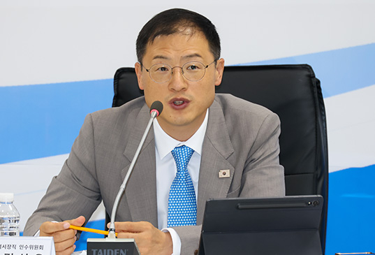 김상욱 울산시장이 30일 대호 김종서함 진수식에서 이재명 대통령에게 울산항 에너지허브 2단계와 에너지자원공사 유치, 공공기관 2차 지방이전 등 지역 핵심 현안 지원을 건의했다. 울산매일 포토뱅크