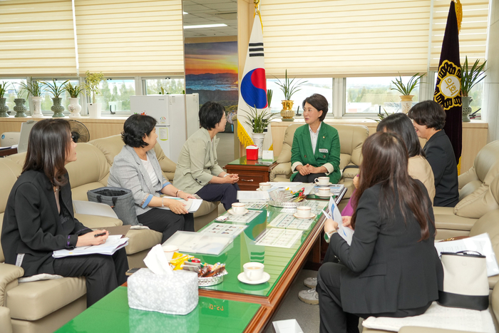 이진복 울산 북구의회 의장은 1일 오전 의장실에서 의회사무과 관계자들이 함께 자리한 가운데 정미영 국회부산도서관장 등 도서관 관계자 일행과 간담회를 가졌다. 북구의회 제공
