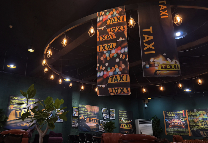 잇츠룸갤러리가 ‘소장(Collection)’ 시리즈 세 번째 전시로 허성재 씨의 ‘TAXI_Story : 오늘 당신의 택시에 동승했습니다_택시 안의 작은 지구’전을 오는 11월 22일까지 선보인다. 잇츠룸갤러리 제공