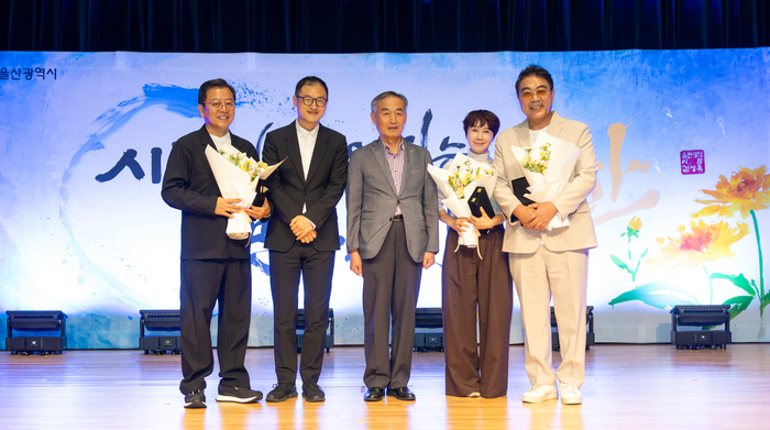 시민과 함께하는 토크 콘서트 ‘알아야, 알린다’ 행사가 열린 1일 울산시청 대강당에서 김상욱 울산시장과 시민 대표가 배우 이기영·이원종, 가수 박혜경에게 위촉패를 수여한 뒤 기념촬영을 하고 있다. 최지원 기자
