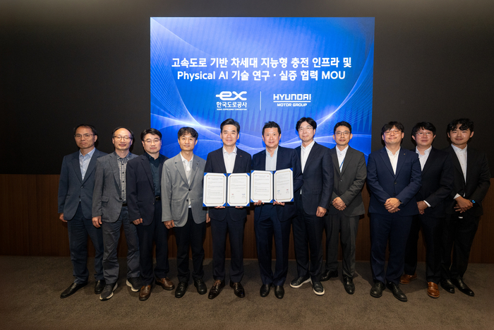 현대차그룹은 현대차·기아 양재사옥에서 한국도로공사와 ‘고속도로 기반 차세대 지능형 충전 인프라 및 Physical AI 기술 연구·실증 협력’ 업무협약(MOU)을 체결했다고 1일 밝혔다. 현대차 제공