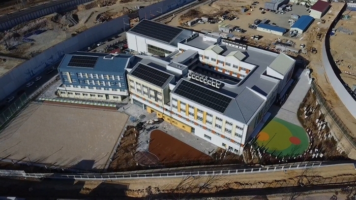 울산은 학령인구가 빠르게 줄고 있지만 신규 주거지로 학생이 몰리면서 학교 신설과 이전이 이어지고 있어, 앞으로는 학교 수 자체보다 학생 이동에 맞춘 재배치가 핵심 과제로 떠오르고 있다. 사진은 올해 3월 개교한 울주군 범서읍 서사리 다운2지구 내 ‘서사초등학교’. 울산매일 포토뱅크