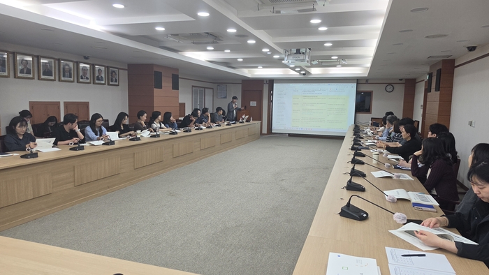 울산 동구는 2일 동구청 2층 상황실에서 회계·지출 담당자 40여명을 대상으로 실무 중심의 계약 분야 교육을 했다. 동구 제공