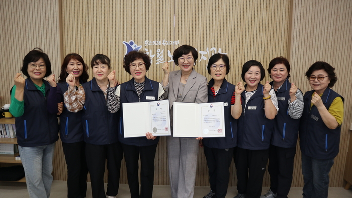 함월노인복지관(관장 서임량)은 2026년(25년 실적) 노인자원봉사 활성화 지원사업 평가에서 ‘우수 수행기관 최우수’와 ‘우수 봉사단 최우수’에 선정되어 보건복지부장관상을 수상했다. 함월노인복지관 제공