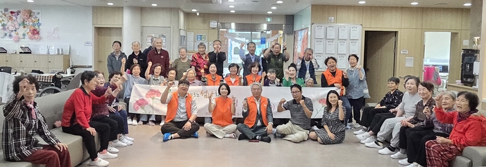 ㈔테크노섬나회(회장 한국화학연구원 이동구 박사)는 ‘노인의 날’인 2일 10명의 회원과 함께 정주간보호센터 북구점(대표 이경아)에서 취약돌봄 어르신들을 모시고 지역사회 어르신들과 함께하는 ‘어울림 孝(HYO) 잔치’ 봉사활동을 펼쳤다. 섬나회 제공