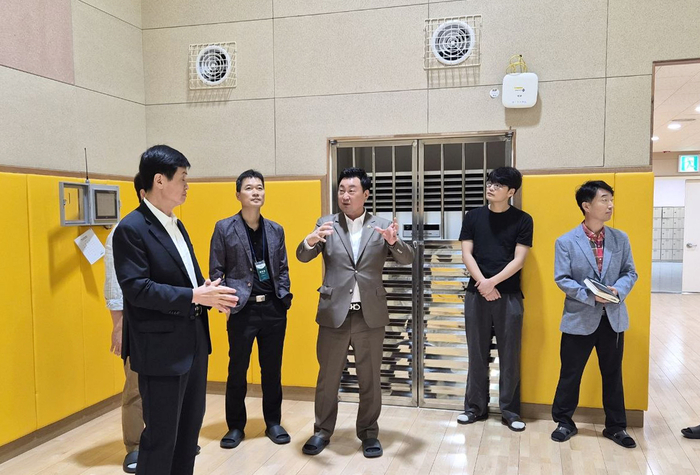 울산시의회 안대룡 의원이 2일 서사초등학교를 방문해 학교 현안을 청취하고 강당 내 주요 시설의 운영 관리 실태를 점검했다. 울산시의회 제공