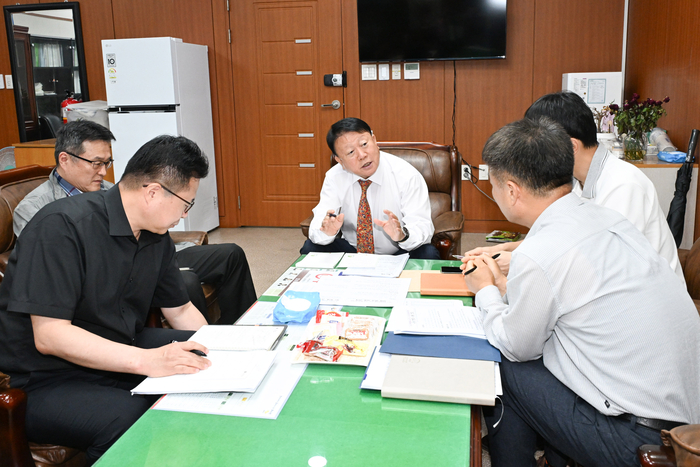 울산시의회 박용걸 예산결산특별위원장은 2일 시의회 2층 예결위원장실에서 울산시, 남구청 기획예산과와 체육시설과 담당자들이 참석한 가운데 동평초교 폐교부지를 활용한 평생학습관 조성과 문수국제양궁장 축구장 잔디교체, 여천천 악취개선 등 지역 주요 현안의 추진상황과 예산 지원방안을 논의했다.